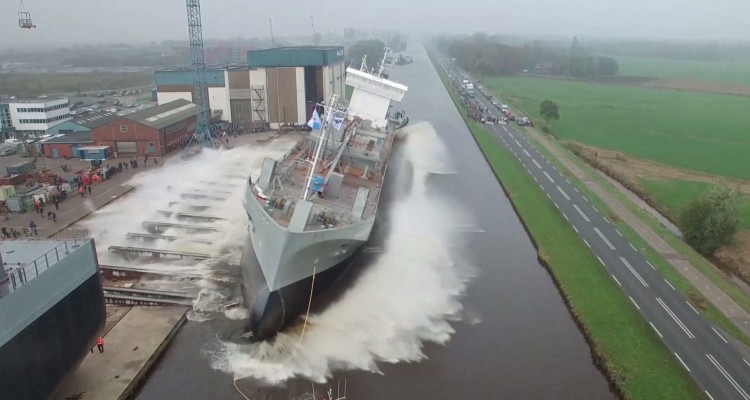 貨物船の進水式をドローンで空撮。巨大な波が迫力満点！